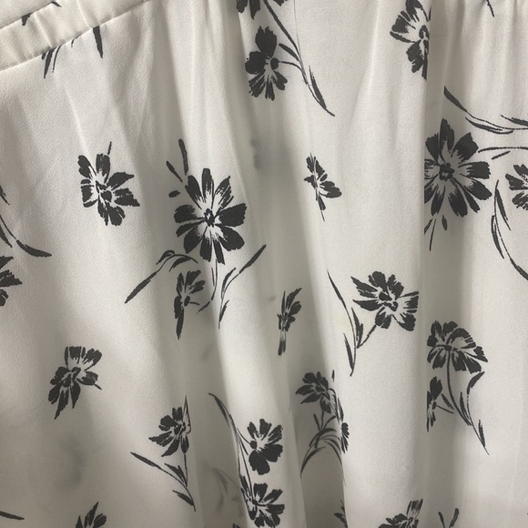 Torrid size 4 black and white floral deep v blouse top - Picture 4 of 5